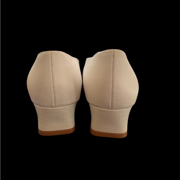 New in Box Dyeables white Square toe size 7 B 1.5 square heel Wedding Bridal - Picture 3 of 3